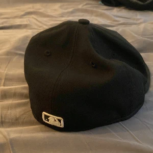 keps - svart populär keps från hatstore. inuti stå det elvira men det är ingenting som syns när man väl  använder den. den är i gott skick och väldigt snygg. dm för flera bilder😍 liten i storlek