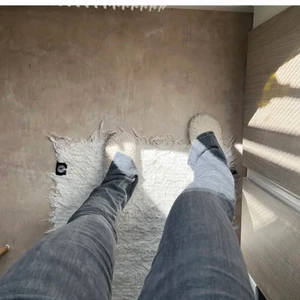 Zara jeans  - Säljer dessa assnygga jeans från zara. Knappt använda i stretchingt och bekvämt material. Strl 40 men fungerar som 38 också💖 frakt tillkommer ❤️