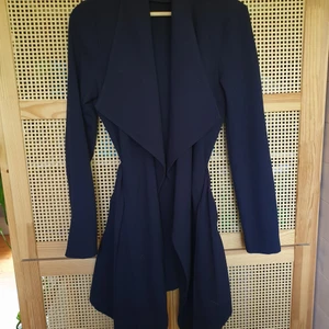 Jacka  - Superfin jacka i fint skick. Som man kan knyta & den har fickor. Vid fler bilder, kontakta privat💗