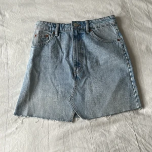 Jeanskjol - Jättefin kjol som tyvärr blivit lite för liten. Använd fåtal gånger!