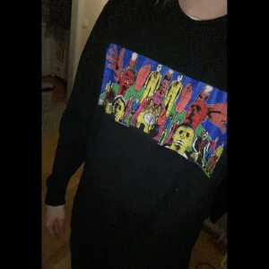 Supreme X Gilbert & George DEATH AFTER LIFE longsleeve - Köpte den på supremes egna hemsida för några år sedan när den släpptes, för mig som är 1,81 cm lång (M) så sitter den perfect 👍