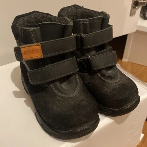 Barn skor  - Bra skick, passar för vår/höst och vinter. Används 1 säsong