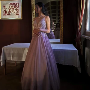 Bal klänningen  - Säljer min balklänning, har använt den bara en gång och inga skador. Köpte den från Vasaplatsens skrädderi.   I storlek S.  