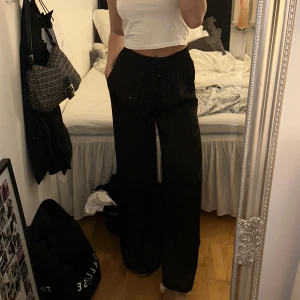 Palazzobyxor  - Säljer dessa sjukt sköna och snygga svarta palazzobyxorna från zara. 