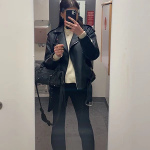 Skinnjacka  - säljer min jätte fina skinnjacka köpt ifrån nelly för nått år sedan, jätte fin forfarande sparsamt använd💕stolek 36
