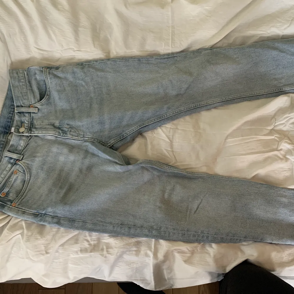 Säljer dessa fina Weekday jeans, väldigt bra skick samt inte så använda Nypris är 600 och de är i storlek W30 L32. Jeans & Byxor.