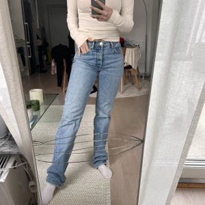 Zara jeans straight - Raka zarajeans från 2021. Passar tyvärr inte längre. Skickar mått vid intresse!