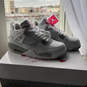 jordans 4 white oreo - Säljer mina jordans 4 white oreo eftersom de kom i en mindre stolek och därmed kommer inte dom komma till användning. Dom är helt nya och fräscha, jag har bara testat skorna aldrig går ut me dom! Om priset inte funkar så kan vi diskutera om ett bättre!!