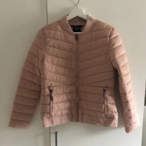 Jacka - Kort Jacka från Everest i strl 40, men är ganska liten i storleken och passar ungefär XS-S🫶🏼 Den är i bra skick, använd ett fåtal gånger. 100% polyester. Jackan är i en ”smutsrosa” färg skulle jag säga💗