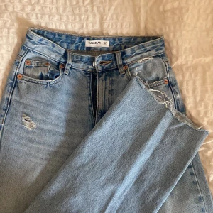Jeans - Pull and bear jeans i ljus blå tvätt. Inga defekter men använda higrise jeans. Sitter välisgt fint o smikrande i rumpan och långa byxben