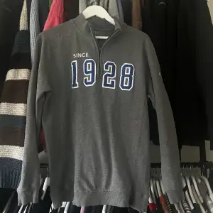 En grå Sweatshirt från en vintageshop! Använd fåtal gånger! 