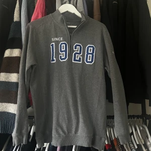 Sweatshirt - En grå Sweatshirt från en vintageshop! Använd fåtal gånger! 