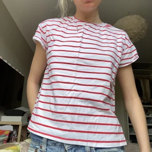 Så fin tshirt - Fin T-shirt med snörningsdetalj där bak💞köp ej frakt via appen💞