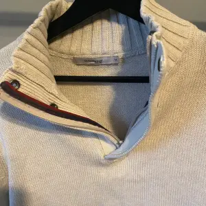 Vit stickad tröja från dressman! Condition 8/10. Storlek Medium. Skriv för mer info eller bilder!