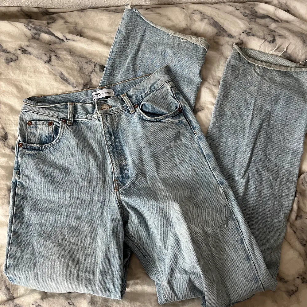 Utsvängda jeans från Zara med hål på knänä. OK skick, därav priset❤️. Jeans & Byxor.