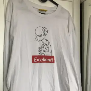 Långärmad T-shirt med Mr Burns motiv på fram och baksida. Använt några få gånger. Strl XL  Kommer från rökfritt hem  Alla varor är tvättade 
