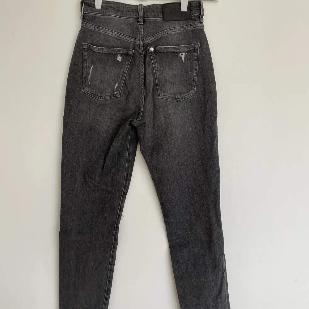 Svarta urtvättade jeans med hål för knäna. Straight leg men med stretchigt material💗💗. Jeans & Byxor.
