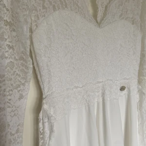 Student klänning - Säljer denna klänning pga att den inte kommer till andvändning. Andvänd 1-2 gånger och är i mycket fint skick🤍 