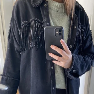 Skjortjacka zara  - Svart skjortjacka från zara med fransar! SLUTSÅLD och perfekt till våren eller till hösten💞💞Inga defekter 