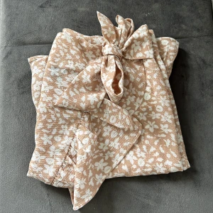 Kjol  - Säljer en super fin rosa kjol med lite blommor, kjolen har en liten volang och även en rosett. Den är köpt från SHEIN tidigare. Säljer på grund av att den inte kommer till användning tyvär 