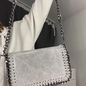 Väska - Säljer min fina hand/axelremsväska då den ej kommer till användning längre. Mycket bra skick!🫶🏻