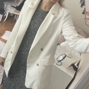 Kavaj - Vit kavaj från H&M i storlek 38, men passar mig bra som annars har  34/36. Den är i jättefint skick! Köp för 200kr+frakt🤩👌🏼