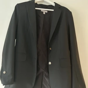 Kavaj - Säljer denna fina oversized kavajen ifrån HM. Säljer pga att jag inte fått användning av den💕