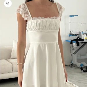 Studentklänning - Oanvänd jätte fin klänning från Fenity fashion. Knyt detaljen går att knyta både fram och bak! Den passar mig perfekt som vanligtvis har S, men har hittat en annan studentklänning! Kontakta för bilder hur den sitter på mig <3 nypris 736kr inkl frakt<3