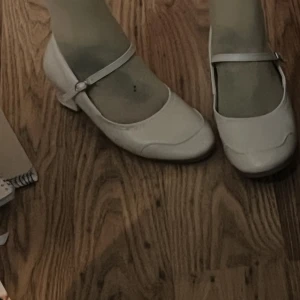 Vita maryjanes  - Sååå fina!! Dans/ vardags skor med klack! Helt oanvända endast testade. Väldigt bekväma. Säljs då de tyvärr är för stora för mig😭 hmu vid frågor och kolla gärna in min profil för att samfrakta❤️