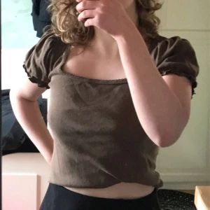 Brandy Melville topp - En söt topp ifrån Brandy Melville som passar bra till det mesta! Tröjan är i fint skick! Bara att skicka iväg ett meddelande vid eventuella frågor o funderingar! Har 2för3 på allt på min plick så gå gärna in o kika där☺️