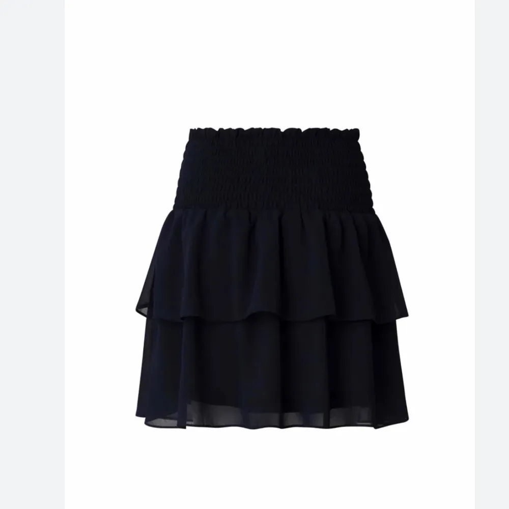 Säljer min Chelsea kjol pga lite användning. Köpte den för 449 och säljer för 200. Den är i storlek xs men skulle säga att den passar folk som har S för den har resår i midjan💗💕. Kjolar.