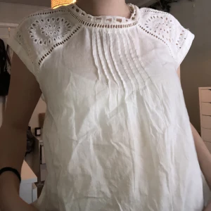 Vit blus - Jätte söt blus som blir perfekt till sommaren ifrån från ginatricot!💗 Den innehåller 100% bomull och är väldigt tunn och luftig💘