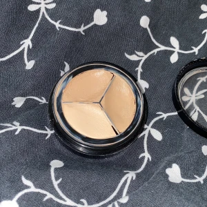 H&M cream contour plus concealer  - En kräm contour/concealer från H&M. Säljs eftersom det inte längre är min färg. Köparen står för frakten ❤️
