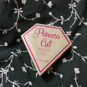 Revolution highlither  - En jättefin highlither som heter Princesa cut. Är från märket Revolution. Har bara testats, annars som ny. Köparen står för frakten ❤️