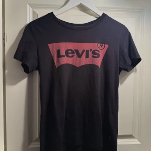 Levis t-shirt - Svart levis t-shirt i xs