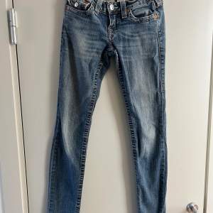 True Religion jeans skinny. Varsamt använda. Lowwaist. Röd detailjer på fickorna i bak.  Stlk 25.