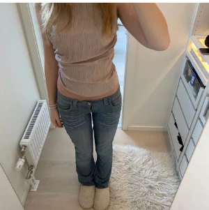 Lågmidjade jeans - Skitsnygga jeans!❤️midjemåttet är 66cm och dem är lite långa på mig som är 164❤️ställ gärna frågor om ni undrar över något köparen står för frakten❤️❤️köp direkt för 200kr💗pris kan diskuteras 