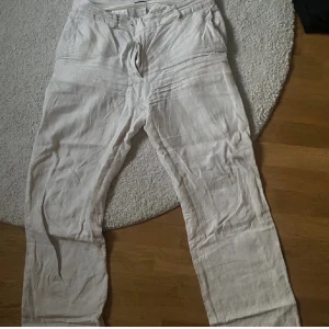 Linnebyxor - Stockholm LM - Linnebyxor i nyskick från Stockholm LM. Storlek M men passar också S för oversized lågade fit. 