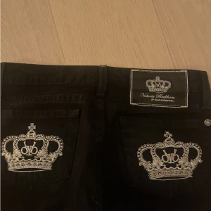 Victoria Beckham jeans! - Intressekoll på mina knappt använda Victoria Beckham jeans. De är Lågmidjade o flared i modellen. De har de snygga kronorna på fickorna. De är flared i modellen, säljer pga  försmå. De är väldigt svåra att hitta, säljer för lämpligt pris. Kom med förslag❤️