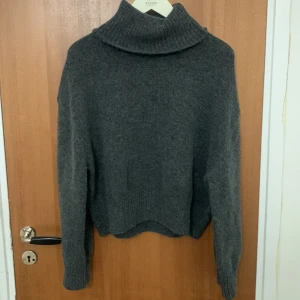 Stickad tröja  - Oanvänd. Ny stick.  Köptes för 350 kr