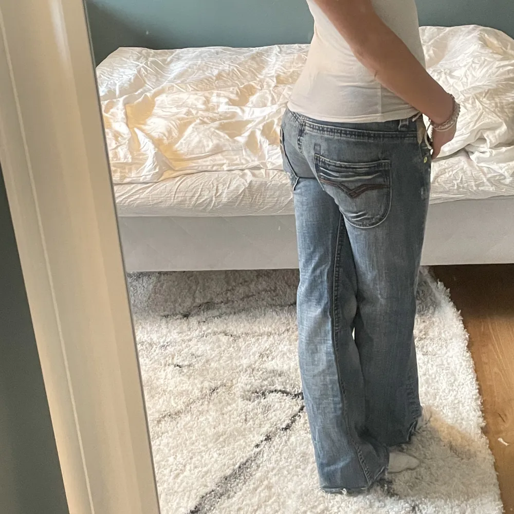 Säljer ett par fina lågmidjade jeans pågrund av ingen andvändning längre🤍Frakt ingår inte i priset☺️midjemått: 43cm, innerbenslängden: 80 cm. Jeans & Byxor.