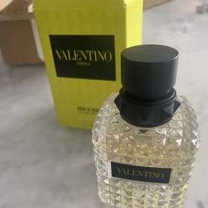 Valentino Parfym  - Säljer min hel oanvända Valentino 50ml Parfym ( Born i Roma YELLOW DREAM) 💕