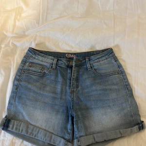 Inside jeansshorts - jeansshorts från inside stl 146/152 Nästan aldrig använda,nypris 170kr mitt pris 50kr