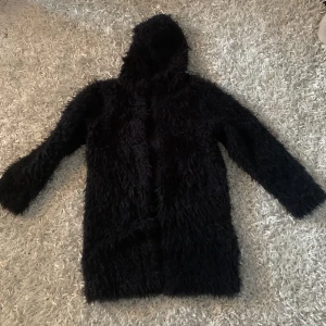 Fluffig tröj-jacka  - Väl använd med fortfarande i gott skick