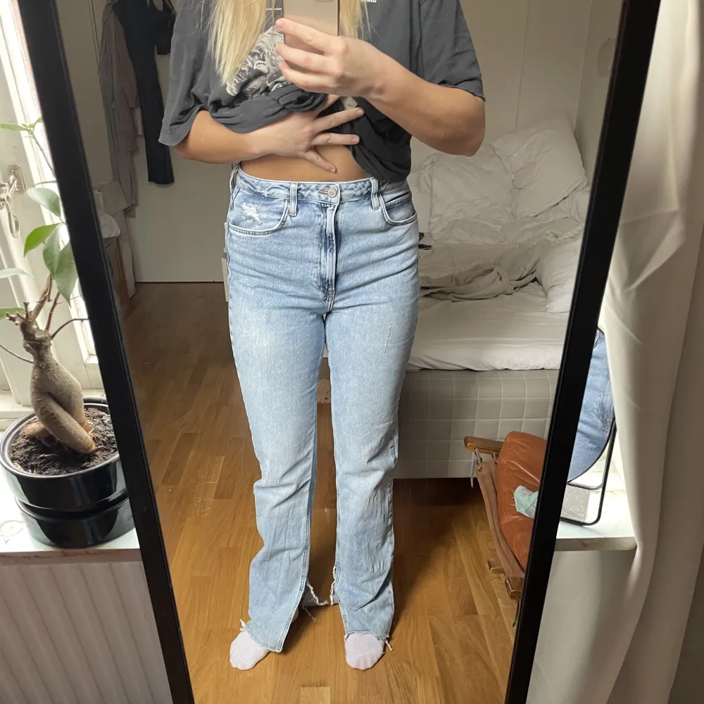 Världens snyggaste ZARA jeans med slits🤍Det är en 42 storlek men passar på mig som är 38/medium egentligen, sitter superskönt. Jag är 170cm lång⭐️. Jeans & Byxor.
