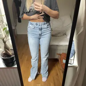 Världens snyggaste ZARA jeans med slits🤍Det är en 42 storlek men passar på mig som är 38/medium egentligen, sitter superskönt. Jag är 170cm lång⭐️