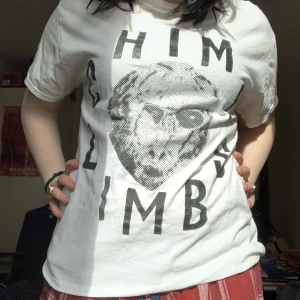 Fet T-shirt - Ascool T-shirt me fett print på baksidan