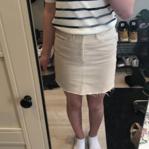 Beige jeans kjol - Beige jeans kjol från MNG