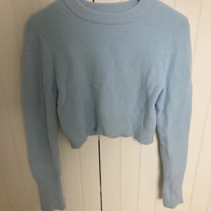 Stickad zara tröja - Kort stickad tröja från Zara använd ett fåtal gånger och väldigt skönt och varmt material, passar för höst,vinter och vår