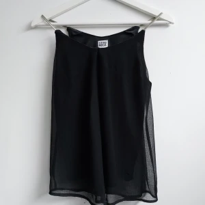 Blus - Svart blus med "metall" band från vera moda i stl. Xs 